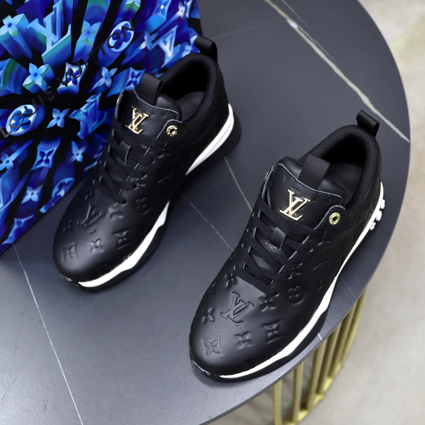 Factory price: 520💰【LV】Louis Vuitton is a high-end brand of men's shoes, new models on the market, top luxury brand, the latest fashionable casual men's shoes, trendy and versatile style, relaxed and sporty style, calfskin upper and ultra-fine workmanship. The original personalized fashionable rubber wear-resistant outsole is light and comfortable on the foot. Code number: 39-44 (45, 46 customized)